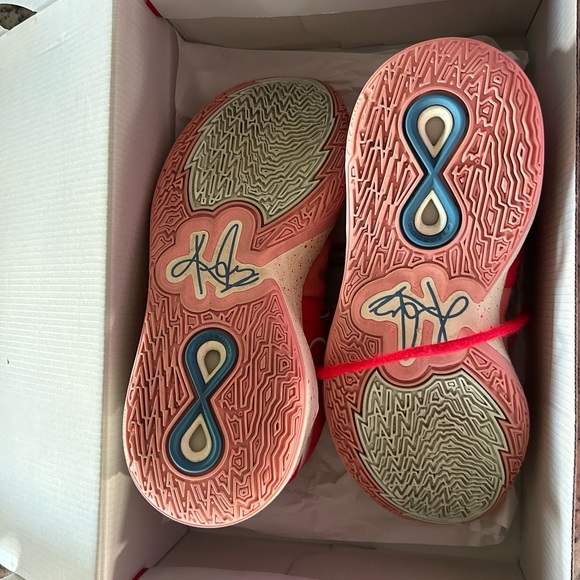 Kyries - Picture 4 of 4